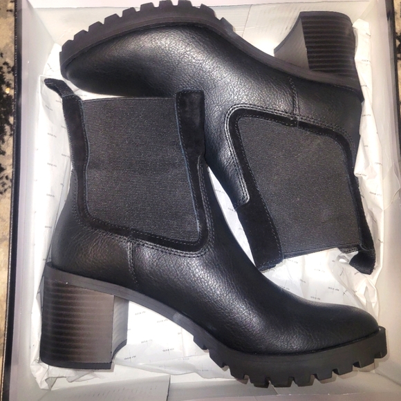 9.5 Dolce Vita Chelsea Boots - Picture 1 of 6